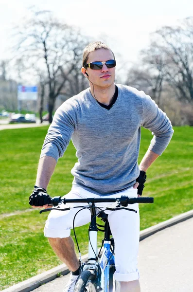 Portrét pohledný muž, jízda na kole — Stock fotografie