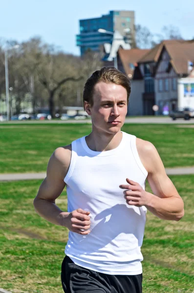 Hombre joven atlético corriendo por la ciudad —  Fotos de Stock