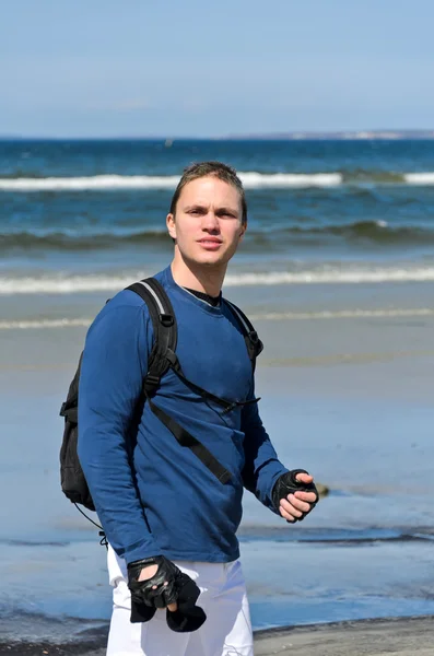 Красивий чоловічий турист втратив свій шлях біля океану — стокове фото