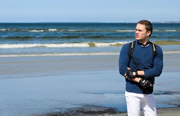 Schöner männlicher Tourist verirrte sich in der Nähe des Ozeans — Stockfoto