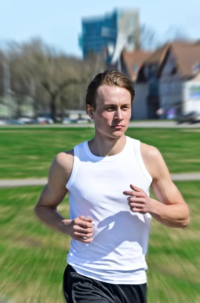 Розмивання руху: атлетичний молодий чоловік біжить — стокове фото