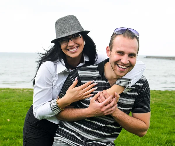 Retrato de um casal sorridente à beira-mar — Fotografia de Stock