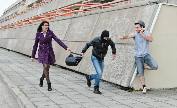 Raubprävention auf der Straße. Dieb versucht eine Tasche zu stehlen. — Stockfoto