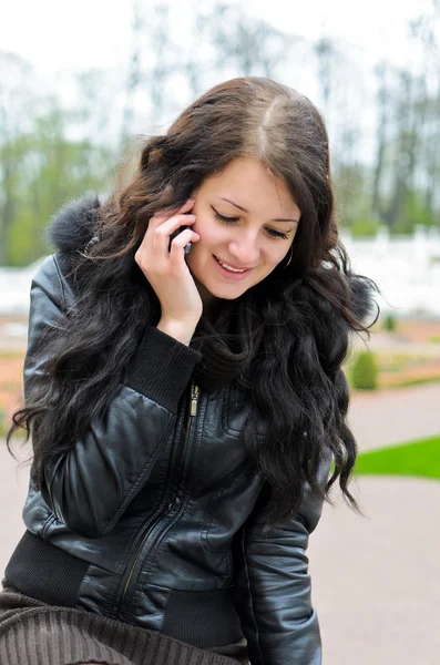 Atrakcyjną dziewczyną, rozmowa przez telefon. — Zdjęcie stockowe