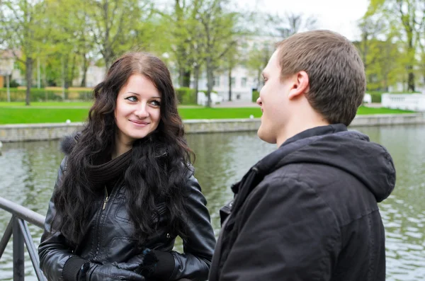 여자와 남자는 공원에 연못 근처 — 스톡 사진