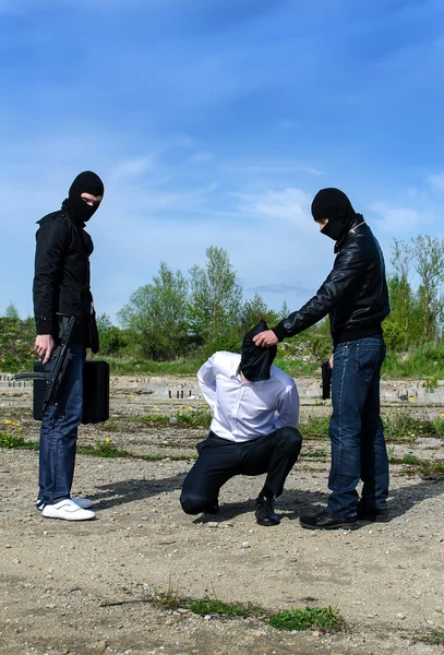 Zwei maskierte Bewaffnete versuchen Geschäftsmann zu töten — Stockfoto