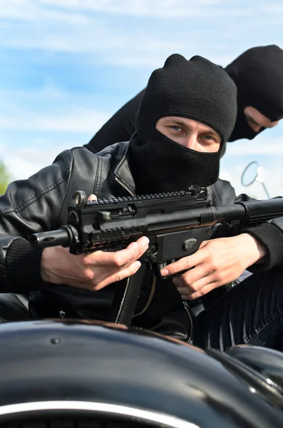 Två beväpnade män ridning en motorcykel med sidovagn — Stockfoto