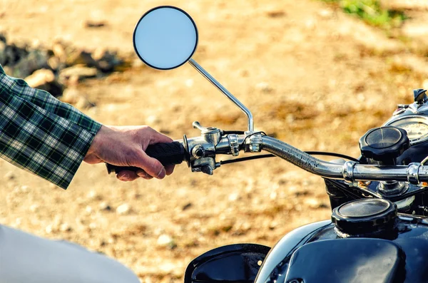 La mano dell'uomo poggia sulla moto del volante — Foto Stock