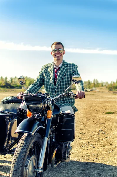 Um tipo elegante numa mota com um sidecar — Fotografia de Stock