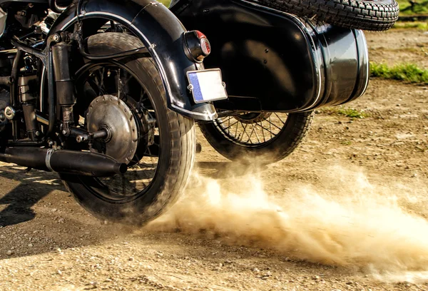 Мотоцикл с коляской готовится к гонке — стоковое фото