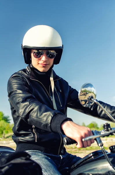Flic de moto dans un casque et des lunettes — Photo