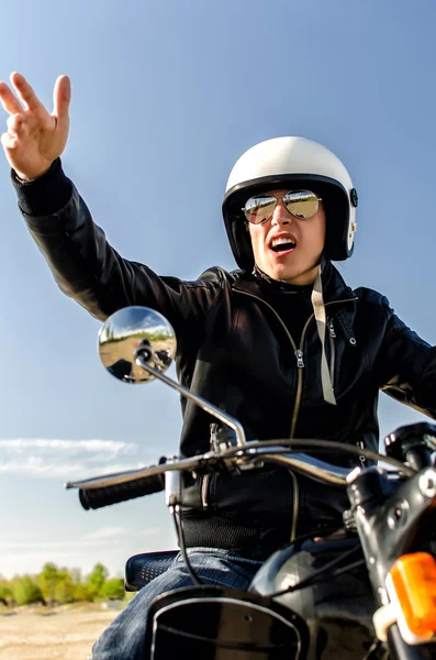 Мотоциклист в шлеме и очках — стоковое фото
