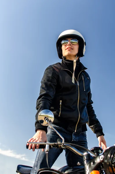 Polícia de motocicleta em um capacete e óculos — Fotografia de Stock