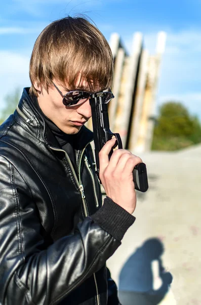 Portret van een man met een pistool in glazen — Stockfoto