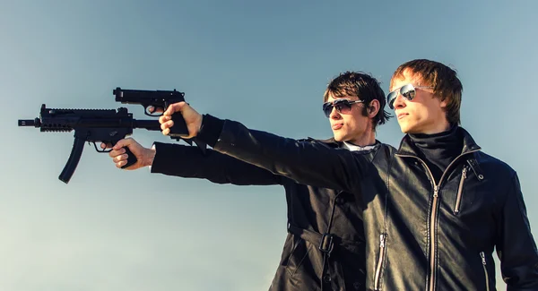 Портрет двух крутых парней с оружием — стоковое фото