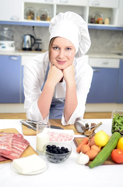 Glückliche Köchin in der Küche — Stockfoto