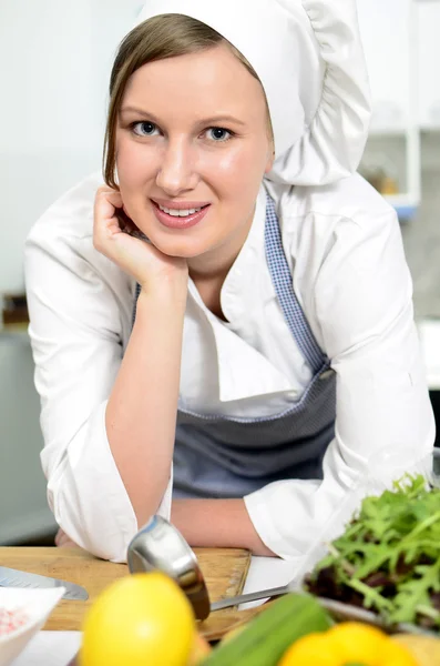 Glückliche Köchin in der Küche — Stockfoto