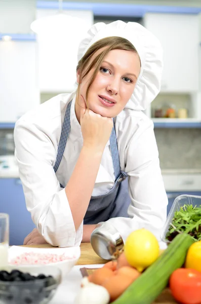 Щасливий кухар на кухні — стокове фото
