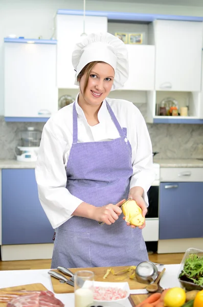 Atraktivní, usmíval se šéfkuchař připravuje jídlo — Stock fotografie