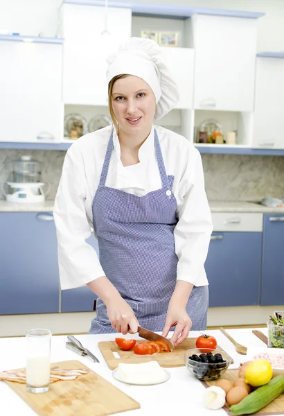Jefe de cocina atractiva preparación de alimentos — Foto de Stock