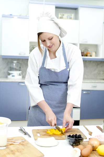 Atraktivní šéfkuchař připravuje jídlo — Stock fotografie