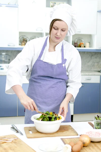 Attraente capo cuoco preparare insalata — Foto Stock
