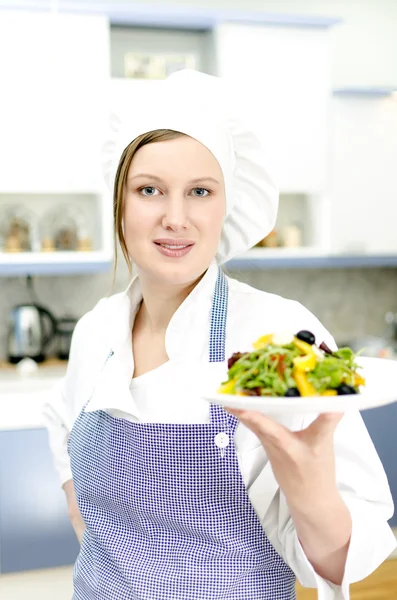 Muito cozinheiro chefe segurando salada — Fotografia de Stock