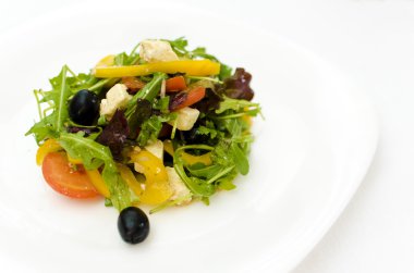 Beyaz tabakta taze Yunan salatası