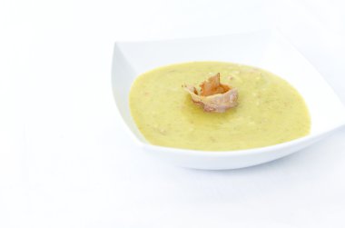 Beyaz tabakta Kremalı brokoli çorbası