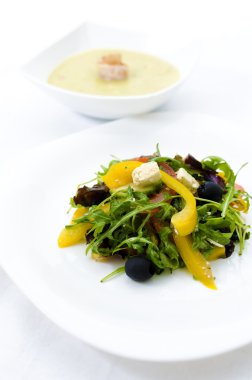 Kremalı brokoli çorbası ile Yunan salatası