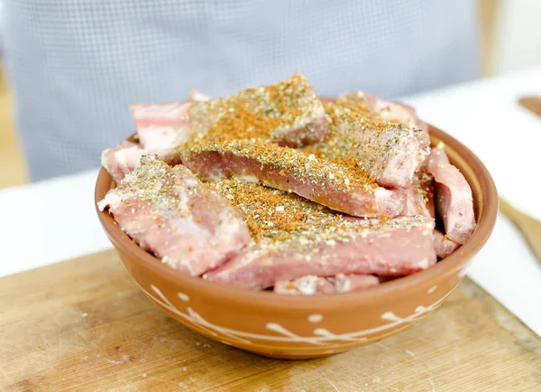 Daging babi mentah dengan rempah-rempah di atas piring — Stok Foto