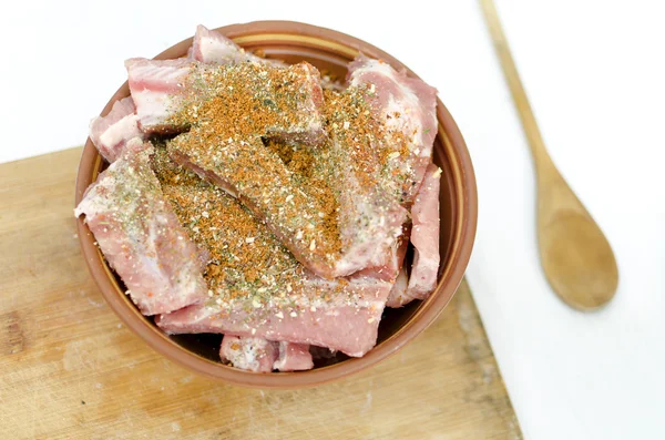 Daging babi mentah dengan rempah-rempah di atas piring — Stok Foto