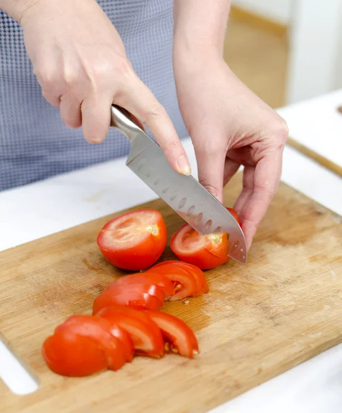 Woman's hands cutting tomatoes — Stock Photo, Image