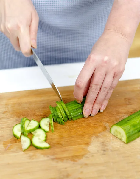 stock image Woman's hands cutting cucumber