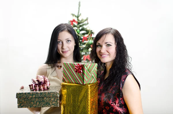 Рождество: Две девушки с подарками — стоковое фото