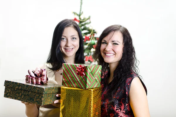 Natale: Due ragazze con regali — Foto Stock