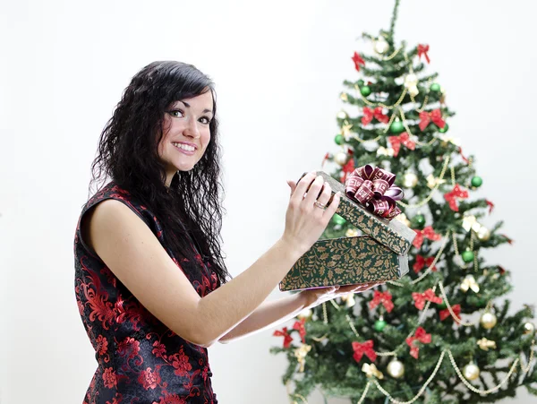 Vánoční: tmavovláska s dárkem — Stock fotografie