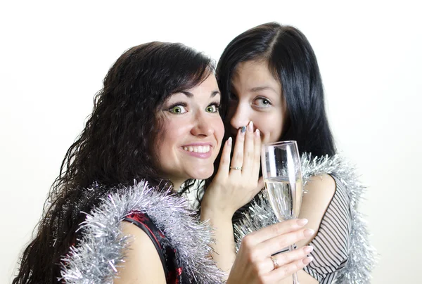 Duas meninas fofocando na festa — Fotografia de Stock