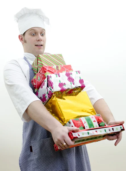 Šéf kuchař s mnoha vánoční dárky — Stock fotografie