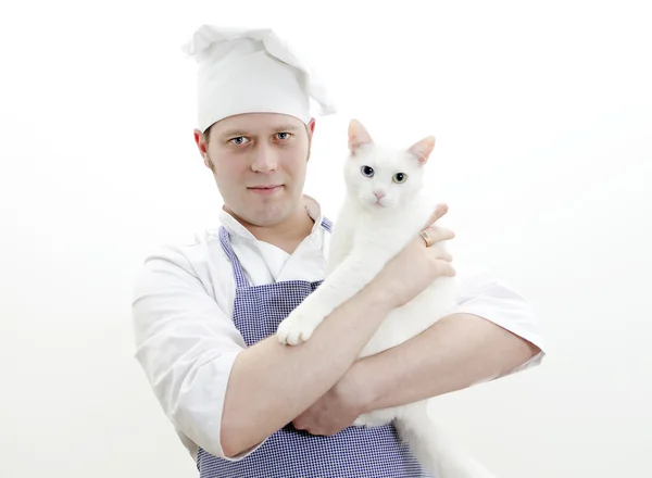 Porträt eines hübschen Chefkochs mit weißer Katze in der Hand — Stockfoto