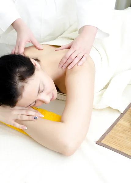 Jovencita recibiendo masaje en el centro de spa — Foto de Stock