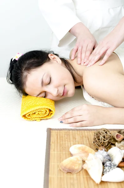 Юная леди получает массаж спины в спа-центре — стоковое фото