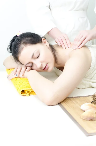 Jovencita recibiendo masaje en el centro de spa —  Fotos de Stock