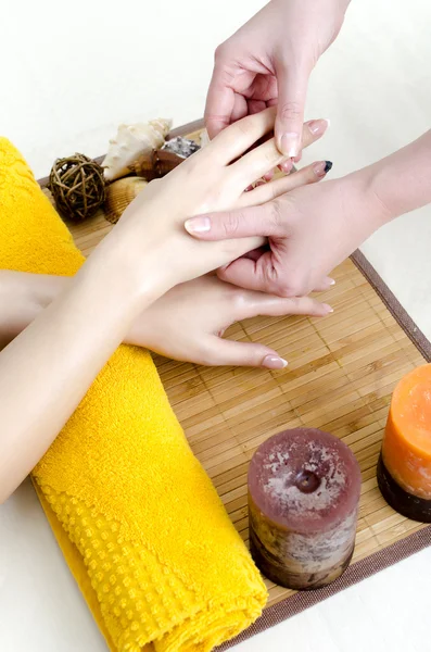 Ruce masáž ve wellness salonu — Stock fotografie