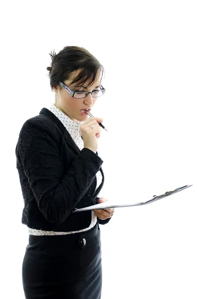 Mujer de negocios en gafas y bloc de notas pensando, aislado en blanco — Foto de Stock