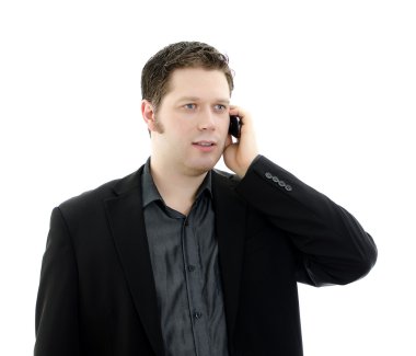Mobil telefonda konuşurken bir yakışıklı genç iş adamı portresi. izole