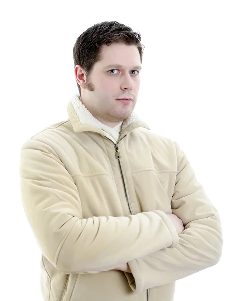Retrato de un joven guapo en abrigo de invierno con los brazos cruzados. Aislado — Foto de Stock