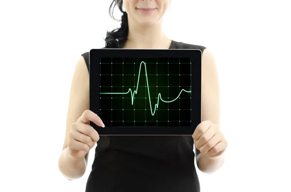 Tablet pc tutan kadın. Konsept: kalp atışı kardiyogram. WH izole — Stok fotoğraf