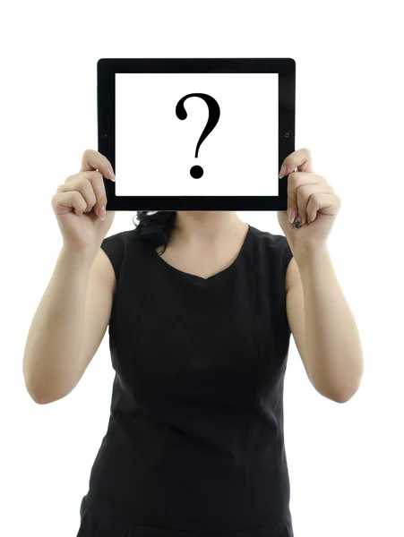 Mujer sosteniendo la tableta PC con signo de interrogación. Aislado sobre blanco . —  Fotos de Stock