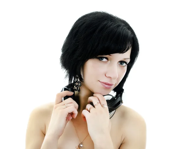 Nahaufnahme Porträt einer brünetten Frau mit Kopfhörern, isoliert über weißem Ba — Stockfoto